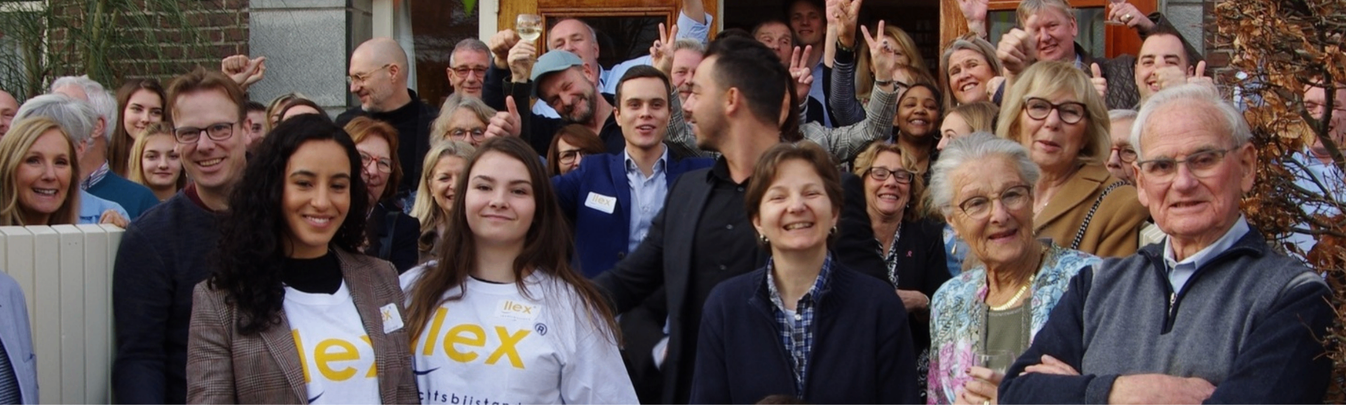 LLex tarafından desteklenen, gülümseyen bir aile
